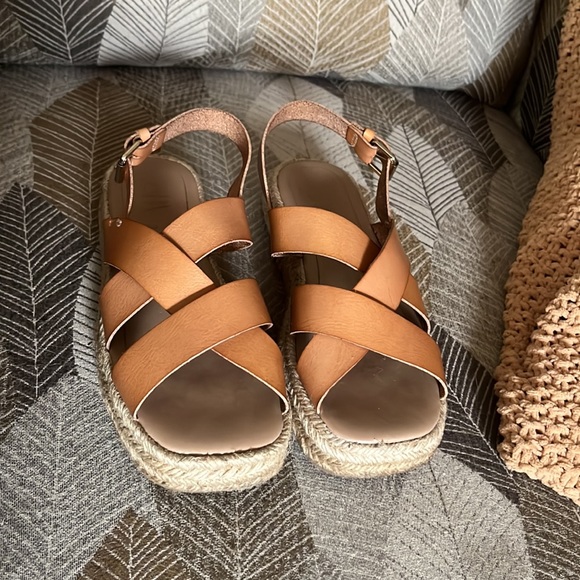 Size 34 Zara leather and jute platform sandal.  US size 4.5. Good condition. - Picture 10 of 12